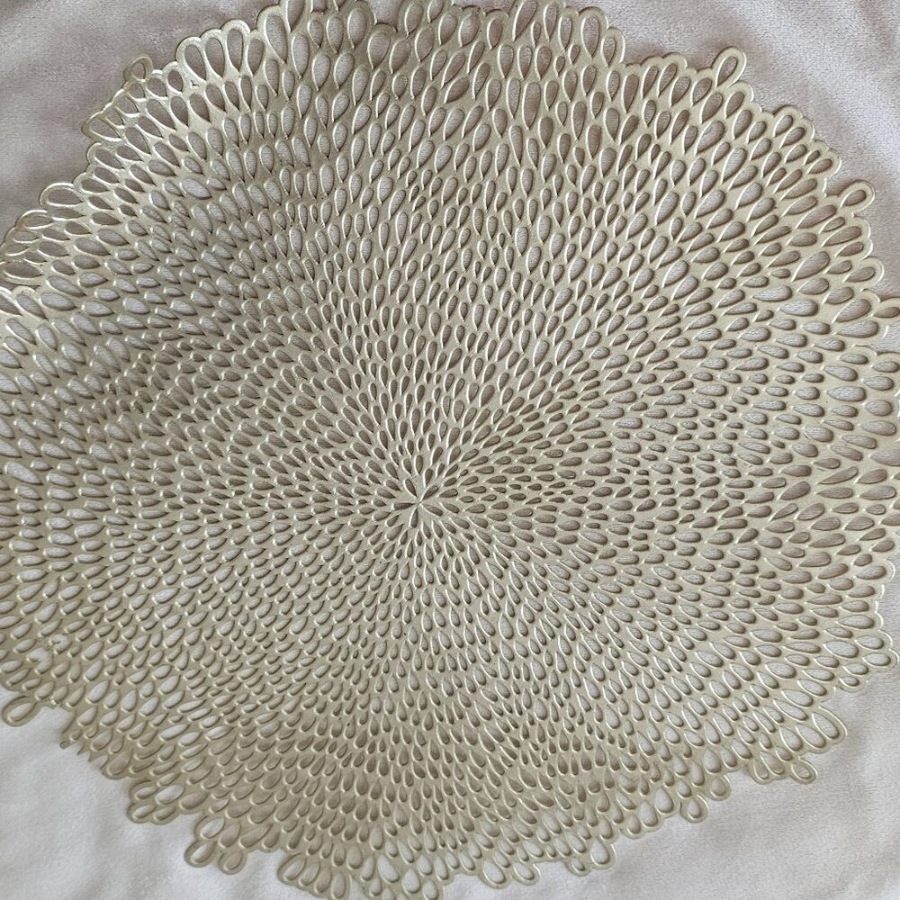 8 Round Gold placemats
